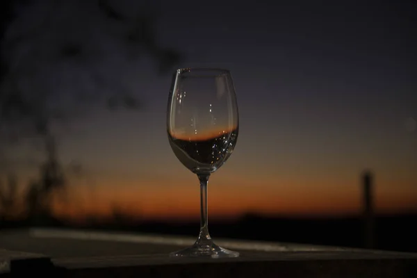 Närbild Ett Glas Vin Terrassen Vid Solnedgången — Stockfoto