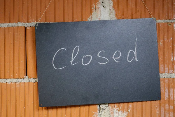 Een Bord Dat Staat Gesloten Geschreven Schoolbord Hangend Aan Een — Stockfoto