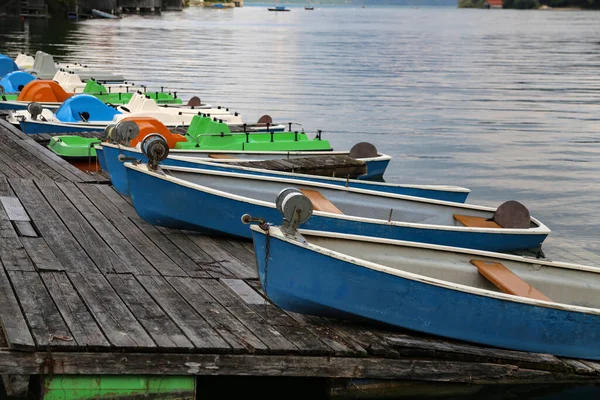 Une Rangée Bateaux Pêche Sur Rive Lac — Photo