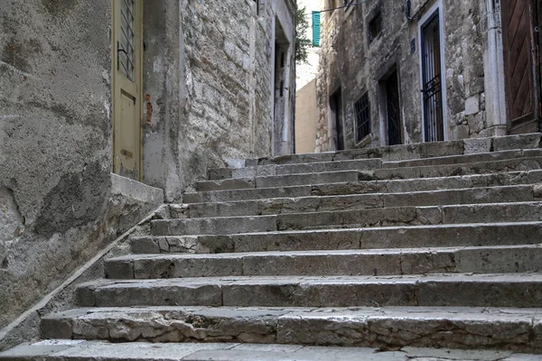 Una Toma Selectiva Cemento Escaleras Dañadas Durante Día — Foto de Stock