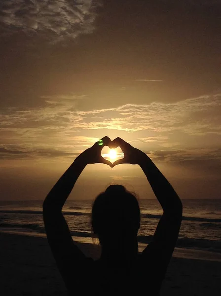 Vertical Shot Female Showing Heart Hands Beach Sunset — Stock Photo, Image