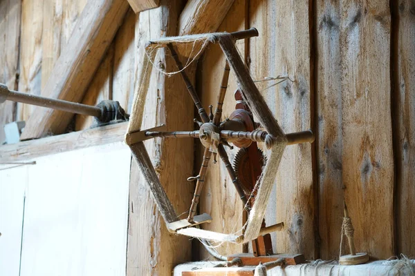 Egy Fonal Egy Öreg Fából Készült Forgó Kerékre Tekerve — Stock Fotó