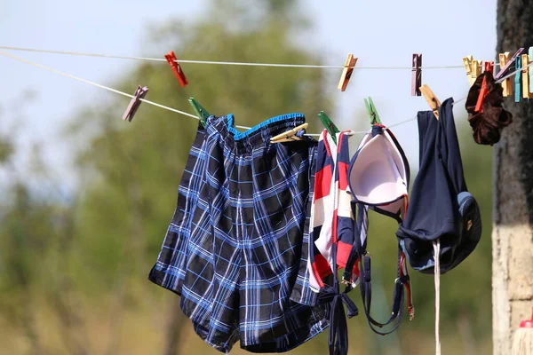 ロープからぶら下がっているきれいな洗濯機の浅い焦点ショット — ストック写真