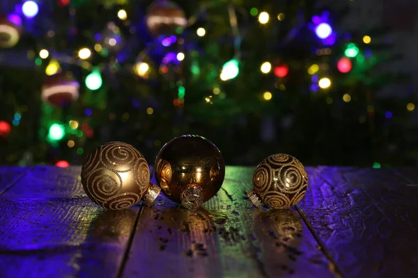 背景にクリスマスツリーを身に着けている美しいクリスマス組成物 — ストック写真