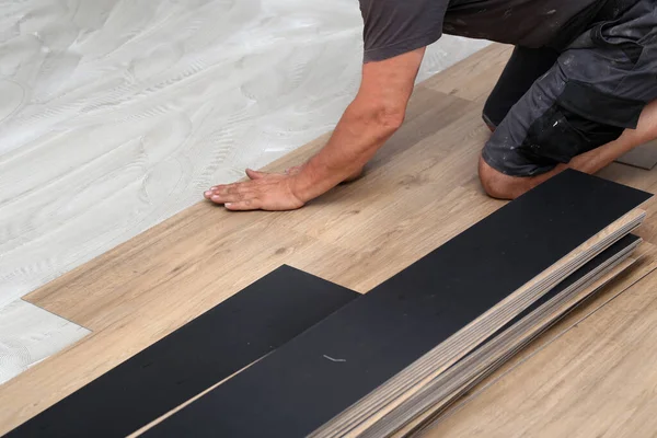 Worker Installing New Vinyl Tile Floor — Stock Photo, Image