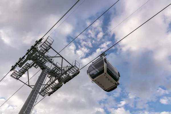 Een Lage Hoek Shot Van Kabelbaan Een Lucht Achtergrond — Stockfoto