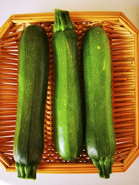 Een Verticaal Shot Van Drie Verse Courgettes Rubberzeef — Stockfoto