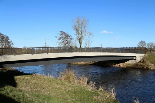 Zapierające Dech Piersiach Ujęcie Mostu Przez Małą Rzekę Wiosną — Zdjęcie stockowe