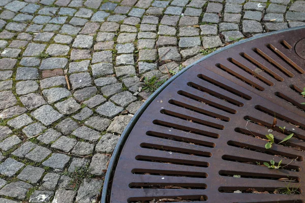 Ein Metallgrill Mit Kreisförmigem Strahlungsmuster Auf Einem Bürgersteig Der Stadt — Stockfoto