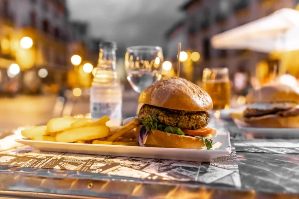 Close Hambúrguer Com Batatas Fritas Café — Fotografia de Stock