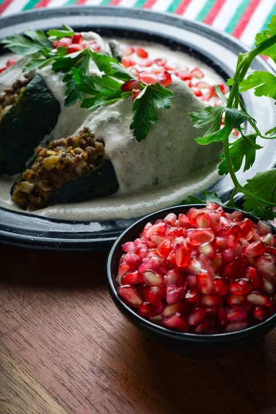 Tiro Vertical Chiles Nogada Uma Placa Com Romã Uma Tábua — Fotografia de Stock