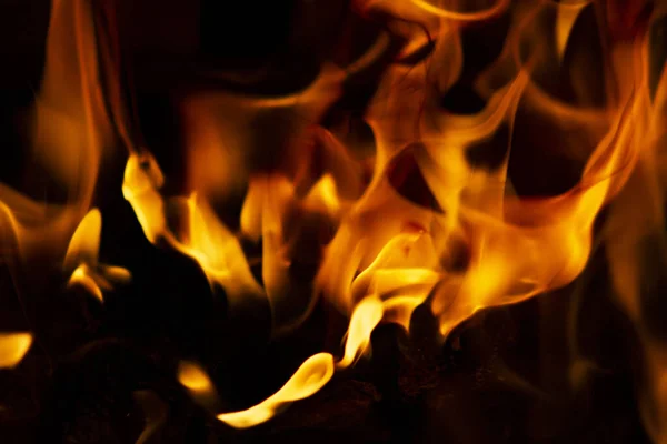 배경에 불타는 불꽃의 클로즈업 — 스톡 사진