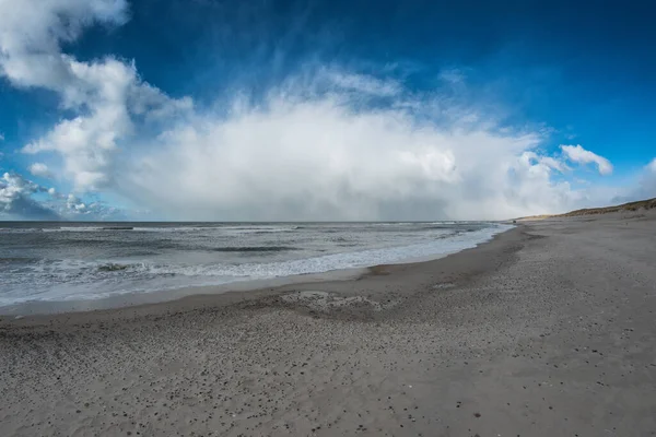 Słoneczny Krajobraz Pięknej Spokojnej Piaszczystej Plaży — Zdjęcie stockowe