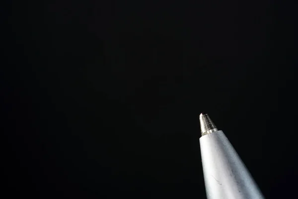 黒い背景に金属ペンの先端のクローズアップショット — ストック写真