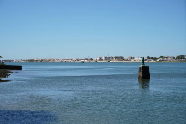 Lago Blu Gli Edifici Della Città Sullo Sfondo — Foto Stock