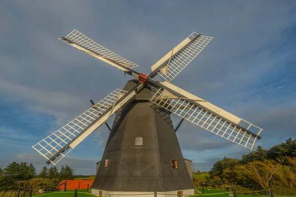 Låg Vinkel Skott Stor Svart Sten Väderkvarn — Stockfoto