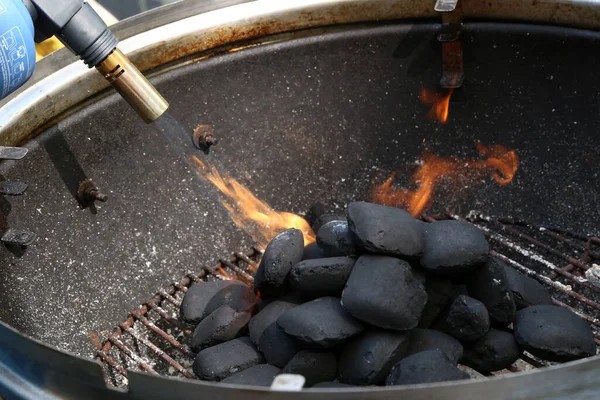 Eine Nahaufnahme Des Entzündens Von Feuer Für Das Kochen Auf — Stockfoto
