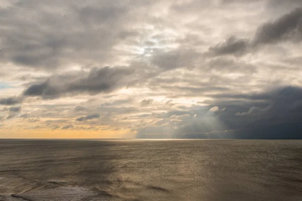 Een Prachtig Shot Van Een Zonsondergang Boven Een Zee — Stockfoto