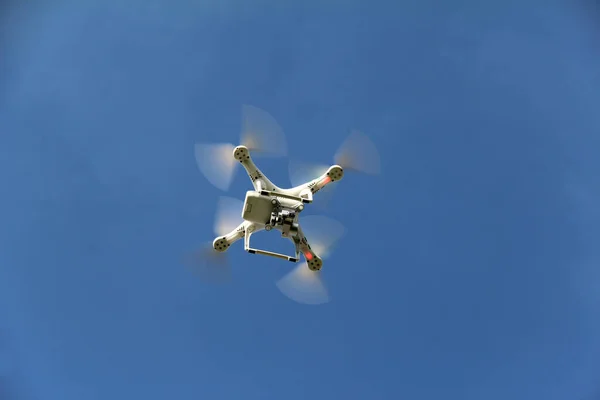 Quadcopter Volador Con Una Cámara Digital Sobre Fondo Borroso —  Fotos de Stock