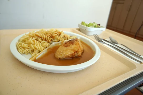 Segelas Pasta Ayam Dengan Saus Salad Dan Peralatan Atas Nampan — Stok Foto