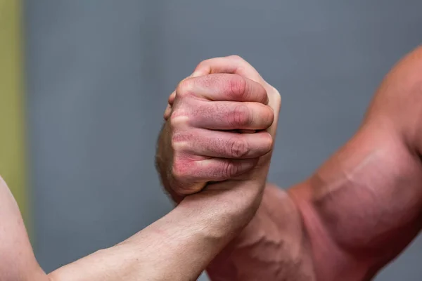 Nahaufnahme Der Muskeln Starker Männer Bei Einem Armdrücken — Stockfoto