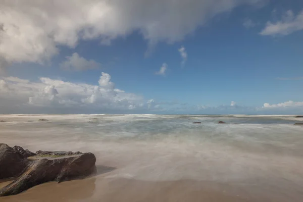 Μια Όμορφη Λήψη Των Νεφών Πάνω Από Μια Θάλασσα — Φωτογραφία Αρχείου