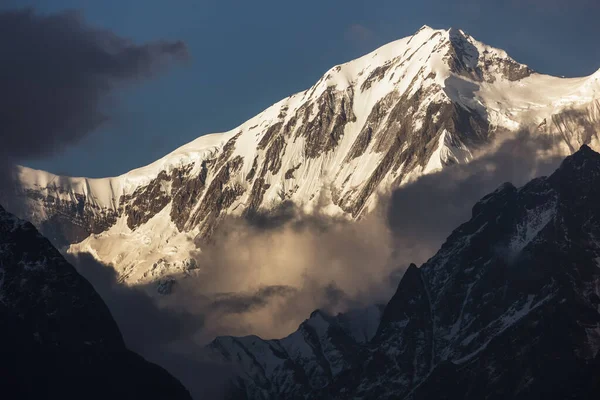 尼泊尔喜马拉雅山云中的安娜普纳山脉风景照片 — 图库照片