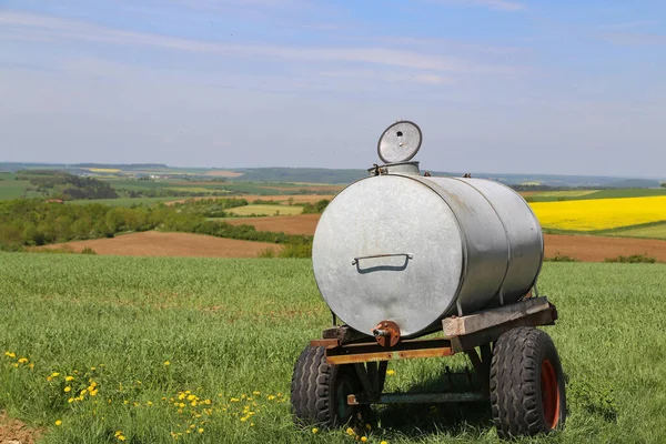 Ein Tank Mit Wasser Auf Einem Feld — Stockfoto