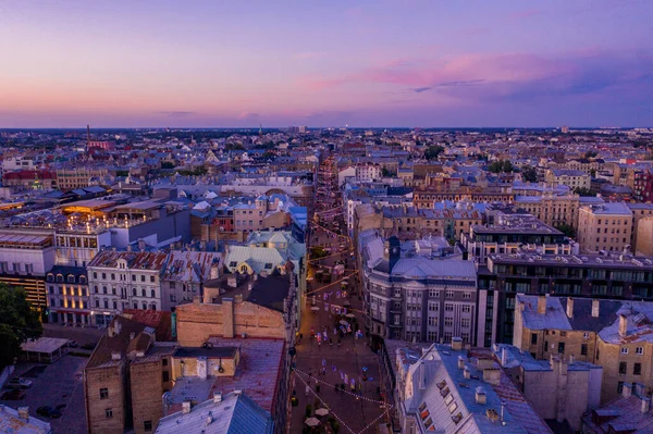 Letecký Pohled Pěší Ulici Terbatas Hlavním Městě Lotyšska Riga Soumraku — Stock fotografie