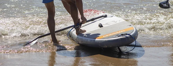 Крупный План Человека Доской Серфинга Пляже — стоковое фото