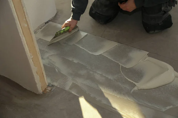 High Angle Shot Worker Installing New Vinyl Tile Floor — Stock Photo, Image