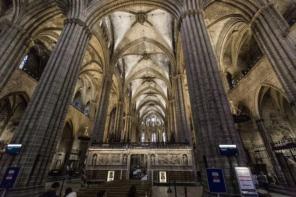 Tiro Ângulo Baixo Interior Catedral Barcelona Espanha — Fotografia de Stock