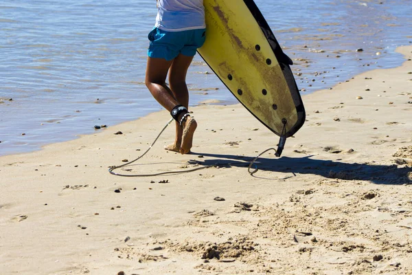 ビーチでサーフィンボードを持つ人のクローズアップショット — ストック写真