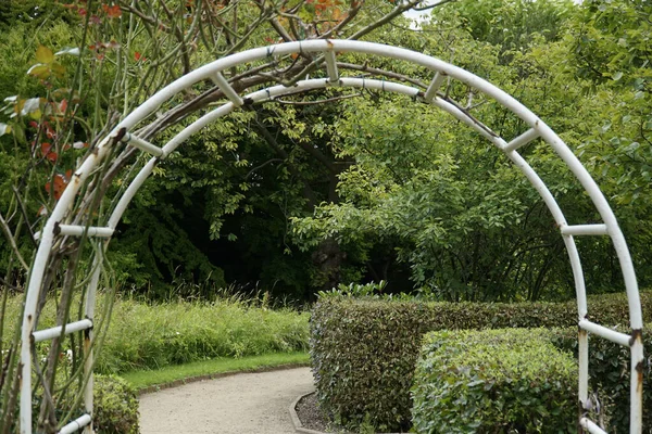 Nahaufnahme Eines Metallischen Bogens Einem Garten — Stockfoto