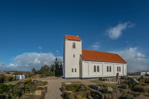 Mavi Arka Planda Bir Köy Kilisesi — Stok fotoğraf