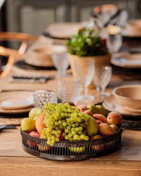 一个垂直的特写镜头 在桌上的盘子里放着新鲜水果 — 图库照片