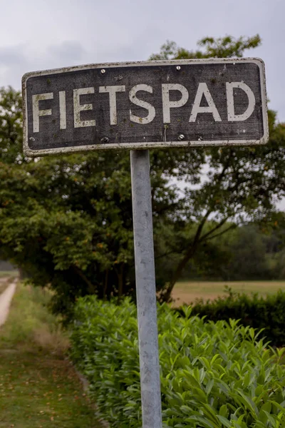 Close Van Het Oude Verweerde Verkeersbord Langs Een Landweg Vertaling — Stockfoto