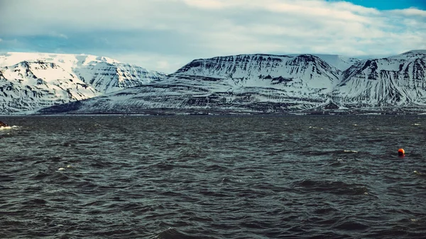 Een Betoverend Uitzicht Rotsachtige Bergen Bedekt Met Sneeuw Omgeven Door — Stockfoto