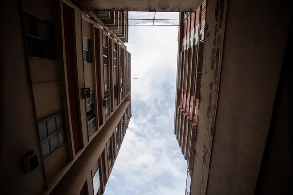 Una Toma Bajo Ángulo Los Edificios Día Nublado — Foto de Stock