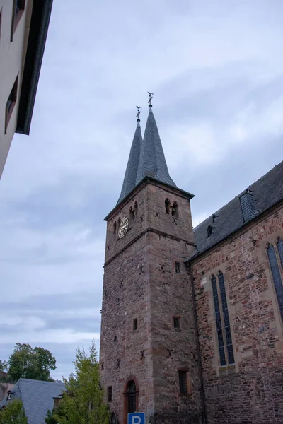 Vertikal Låg Vinkel Skott Byggnad Gjord Tegel Ett Dystert Väder — Stockfoto