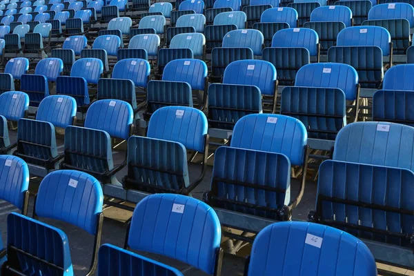 Eine Nahaufnahme Von Reihen Blauer Klappstühle Einem Stadion — Stockfoto