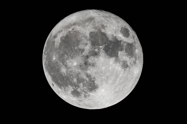 在漆黑的夜空中拍摄到一轮令人惊奇的满月照片 — 图库照片