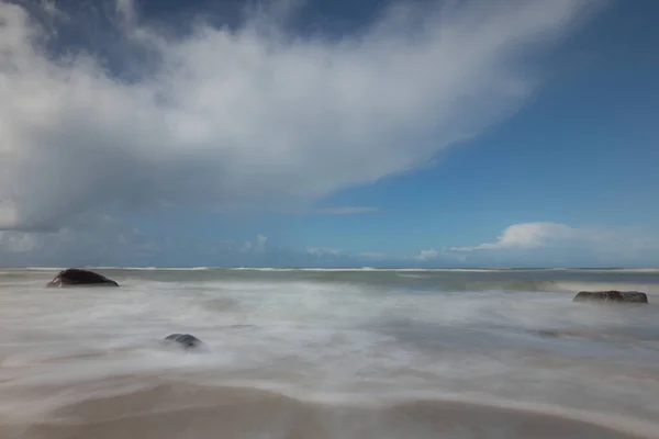 Een Prachtig Shot Van Bewolking Overheen Een Zee — Stockfoto