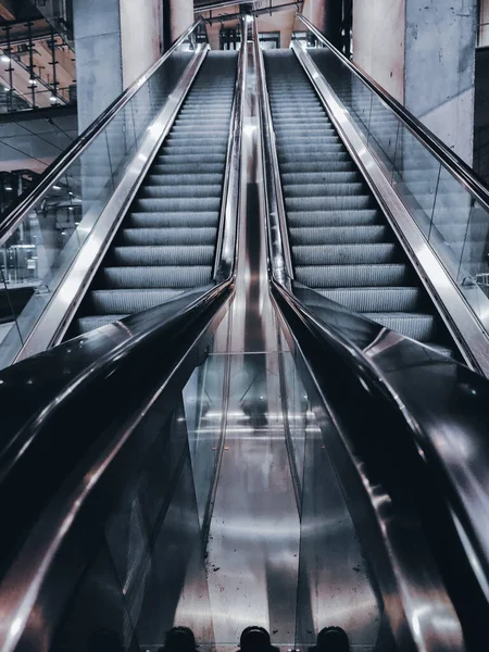 Plano Vertical Bajo Ángulo Las Escaleras Mecánicas Modernas —  Fotos de Stock