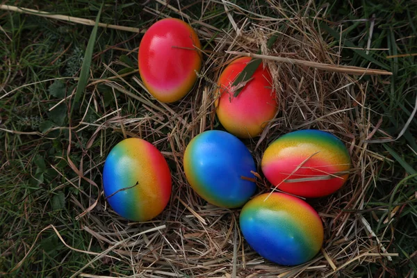 Paskalya Geleneklerine Yakın Çekim Boyalı Paskalya Yumurtalarıyla Kompozisyonlar — Stok fotoğraf