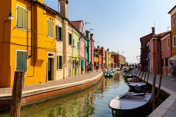 Een Close Shot Van Boten Het Water Kleurrijke Gebouwen Venetië — Stockfoto