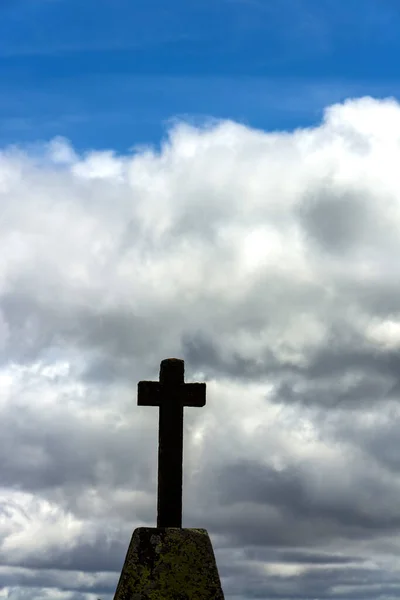 Tiro Ângulo Baixo Uma Estátua Cruz Sob Céu Nublado — Fotografia de Stock