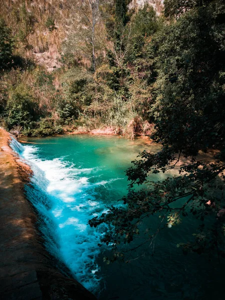 Uma Bela Paisagem Uma Cachoeira Uma Floresta Durante Dia — Fotografia de Stock