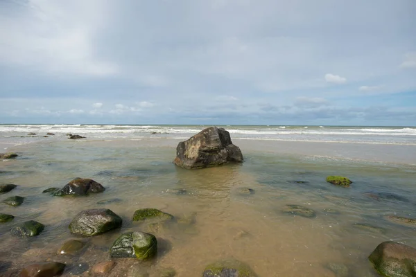 Eine Panoramische Aufnahme Eines Sandigen Ufers Vor Bewölktem Hintergrund — Stockfoto