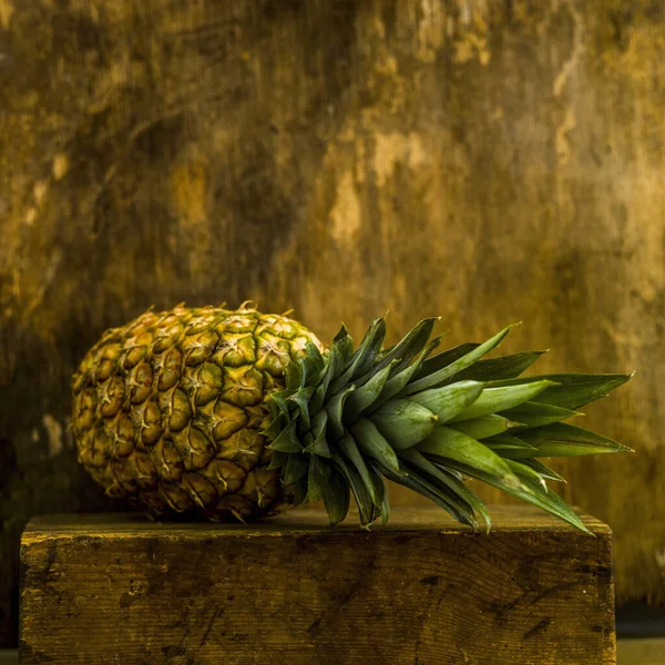 Gros Plan Ananas Frais Sur Une Surface Bois — Photo